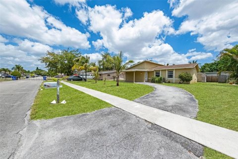 House in North Lauderdale, Florida 3 bedrooms, 97.55 sq.m. № 1655313 - photo 4