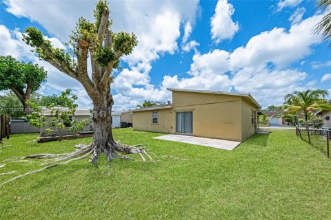 House in North Lauderdale, Florida 3 bedrooms, 97.55 sq.m. № 1655313 - photo 18