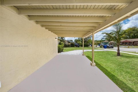 House in North Lauderdale, Florida 3 bedrooms, 97.55 sq.m. № 1655313 - photo 21