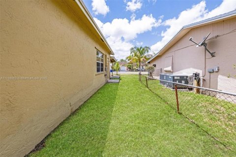 House in North Lauderdale, Florida 3 bedrooms, 97.55 sq.m. № 1655313 - photo 20