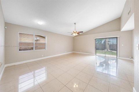 House in North Lauderdale, Florida 3 bedrooms, 97.55 sq.m. № 1655313 - photo 28
