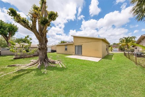 House in North Lauderdale, Florida 3 bedrooms, 97.55 sq.m. № 1655313 - photo 17
