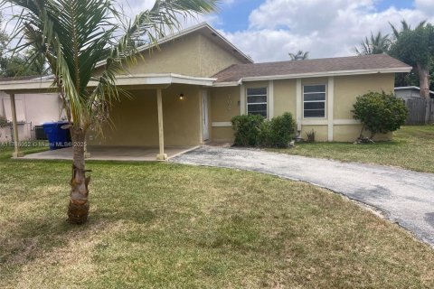 House in North Lauderdale, Florida 3 bedrooms, 97.55 sq.m. № 1655313 - photo 1