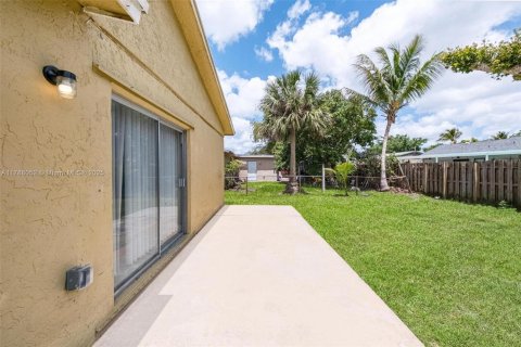 House in North Lauderdale, Florida 3 bedrooms, 97.55 sq.m. № 1655313 - photo 16