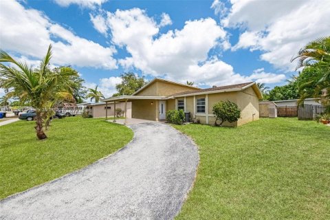 House in North Lauderdale, Florida 3 bedrooms, 97.55 sq.m. № 1655313 - photo 6