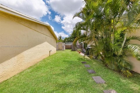 House in North Lauderdale, Florida 3 bedrooms, 97.55 sq.m. № 1655313 - photo 11