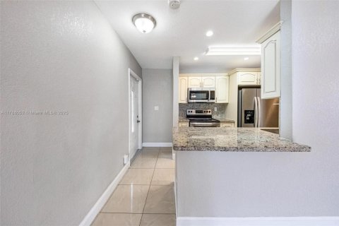 House in North Lauderdale, Florida 3 bedrooms, 97.55 sq.m. № 1655313 - photo 22