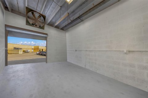 Commercial property in Hialeah Gardens, Florida № 1867075 - photo 5