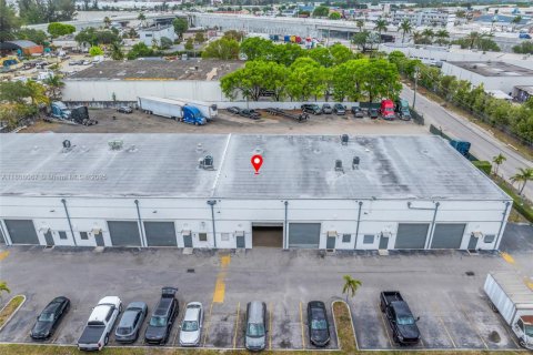 Commercial property in Hialeah Gardens, Florida № 1867075 - photo 10