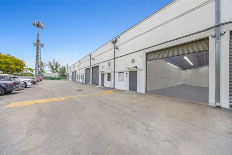 Commercial property in Hialeah Gardens, Florida № 1867075 - photo 2
