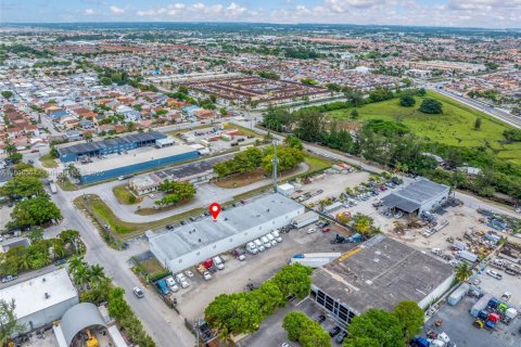 Commercial property in Hialeah Gardens, Florida № 1867075 - photo 14