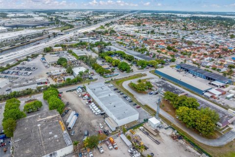 Commercial property in Hialeah Gardens, Florida № 1867075 - photo 13