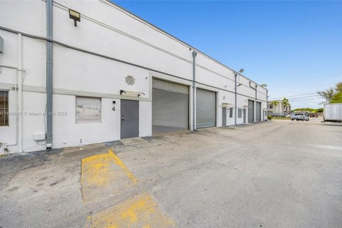 Commercial property in Hialeah Gardens, Florida № 1867075 - photo 1