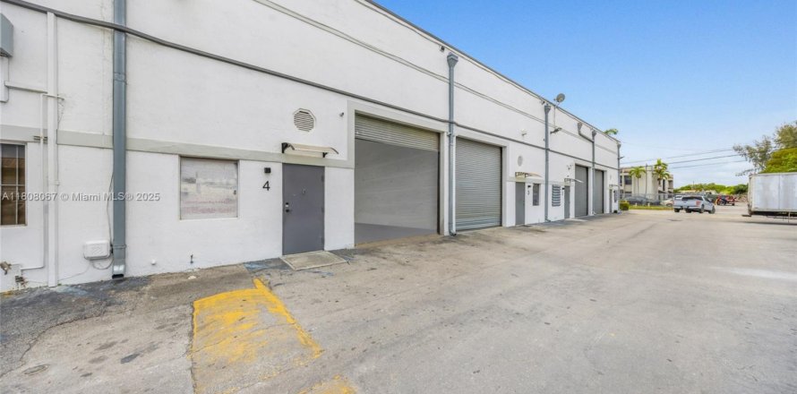 Commercial property in Hialeah Gardens, Florida № 1867075