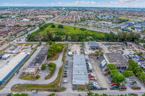 Commercial property in Hialeah Gardens, Florida № 1867075 - photo 15