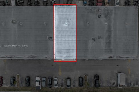 Commercial property in Hialeah Gardens, Florida № 1867075 - photo 11