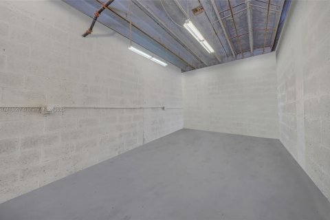 Commercial property in Hialeah Gardens, Florida № 1867075 - photo 4