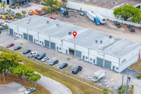 Commercial property in Hialeah Gardens, Florida № 1867075 - photo 16