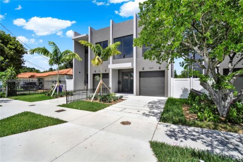 Condo in Miami, Florida, 3 bedrooms  № 2192406 - photo 2