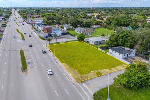 Propiedad comercial en venta en Miami, Florida № 1951578 - foto 1