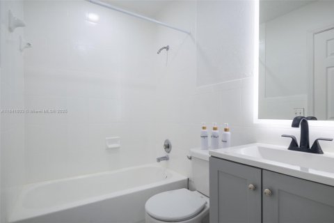 Commercial property in Fort Lauderdale, Florida 259.2 sq.m. № 1834461 - photo 16