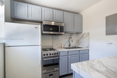 Commercial property in Fort Lauderdale, Florida 259.2 sq.m. № 1834461 - photo 10