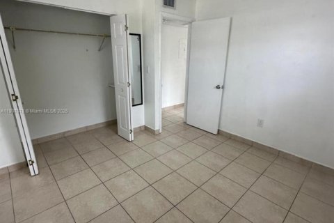 Снять в аренду квартиру в Хайалиа, Флорида 2 спальни, 442.21м2, № 1964480 - фото 2