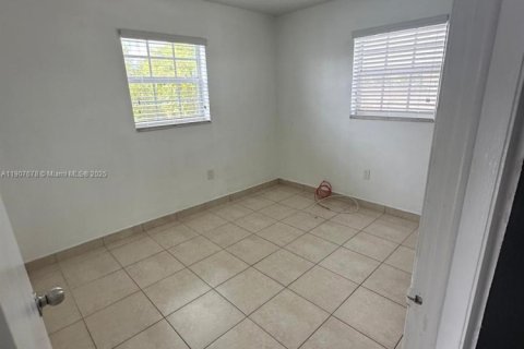 Снять в аренду квартиру в Хайалиа, Флорида 2 спальни, 442.21м2, № 1964480 - фото 1