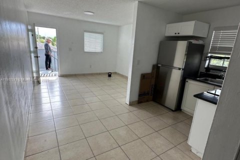 Снять в аренду квартиру в Хайалиа, Флорида 2 спальни, 442.21м2, № 1964480 - фото 4