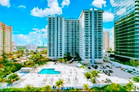 Снять в аренду кондоминиум в Халландейл-Бич, Флорида 3 спальни, 172.43м2, № 2043438 - фото 2