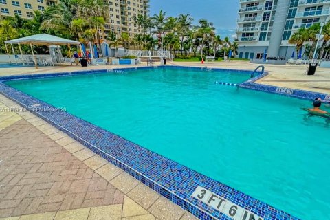 Снять в аренду кондоминиум в Халландейл-Бич, Флорида 3 спальни, 172.43м2, № 2043438 - фото 24