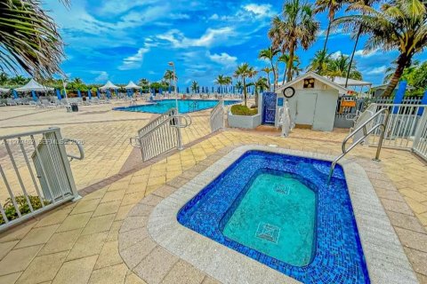 Снять в аренду кондоминиум в Халландейл-Бич, Флорида 3 спальни, 172.43м2, № 2043438 - фото 21