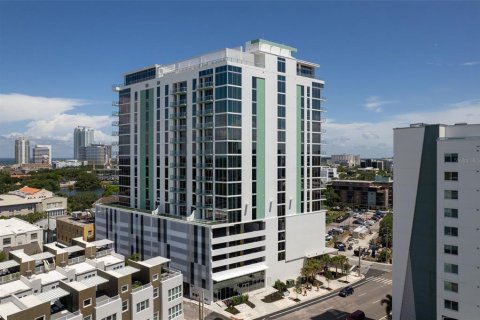 Condo in Saint Petersburg, Florida, 2 bedrooms  № 1632015 - photo 1