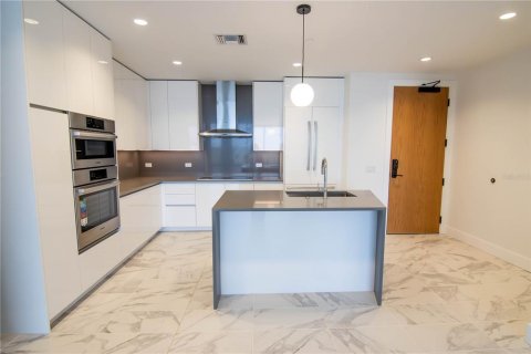 Condo in Saint Petersburg, Florida, 2 bedrooms  № 1632015 - photo 2
