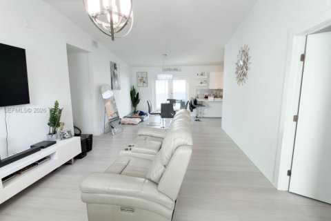 Casa en alquiler en Hialeah, Florida, 3 dormitorios, 113.15 m2 № 2055510 - foto 2