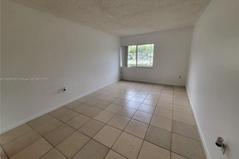 Condo in Plantation, Florida, 2 bedrooms № 1779243 - photo 4