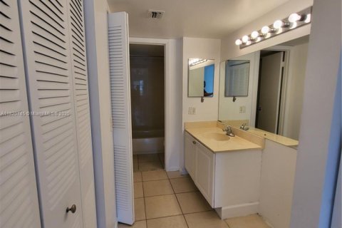 Condo in Plantation, Florida, 2 bedrooms № 1779243 - photo 12