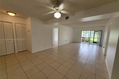 Condo in Plantation, Florida, 2 bedrooms № 1779243 - photo 1