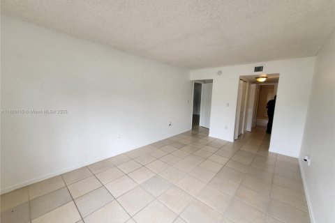 Condo in Plantation, Florida, 2 bedrooms № 1779243 - photo 6