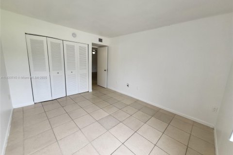 Condo in Plantation, Florida, 2 bedrooms № 1779243 - photo 8