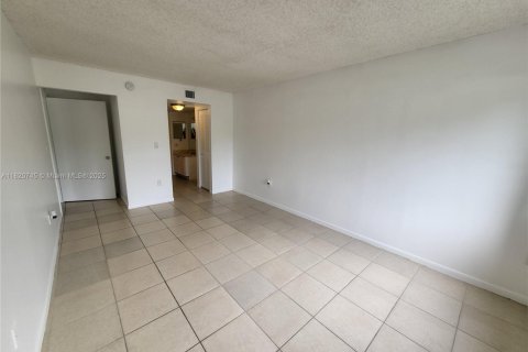 Condo in Plantation, Florida, 2 bedrooms № 1779243 - photo 5