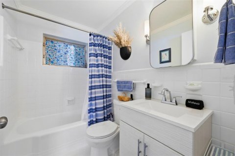 House in Mount Dora, Florida 4 bedrooms, 194.35 sq.m. № 2198718 - photo 17