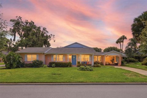 House in Mount Dora, Florida 4 bedrooms, 194.35 sq.m. № 2198718