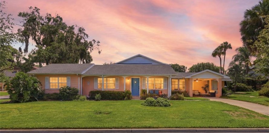 House in Mount Dora, Florida 4 bedrooms, 194.35 sq.m. № 2198718