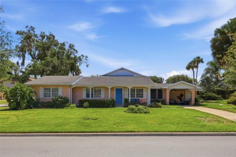 House in Mount Dora, Florida 4 bedrooms, 194.35 sq.m. № 2198718 - photo 2