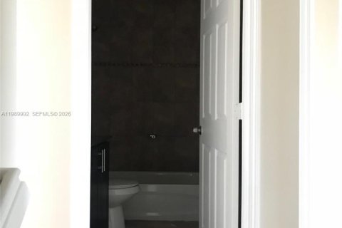 Condo in Miami, Florida, 3 bedrooms  № 2052029 - photo 8