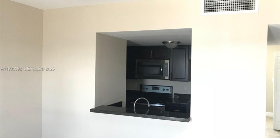 Condo in Miami, Florida, 3 bedrooms  № 2052029
