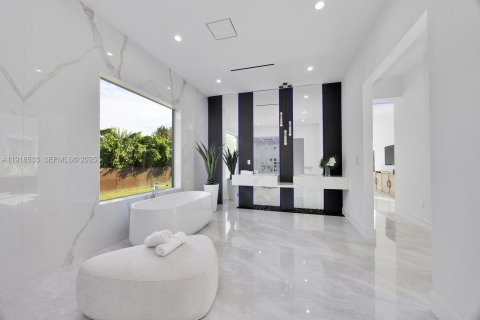 Casa en venta en Miami, Florida, 6 dormitorios, 610 m2 № 1983940 - foto 24