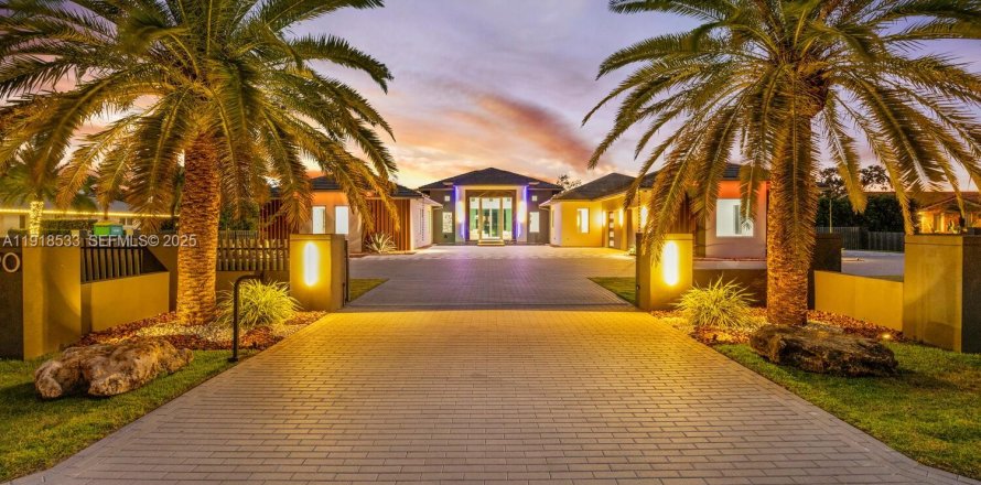 Casa en Miami, Florida 6 dormitorios, 610 m2 № 1983940