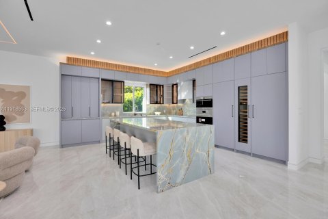 Casa en venta en Miami, Florida, 6 dormitorios, 610 m2 № 1983940 - foto 13
